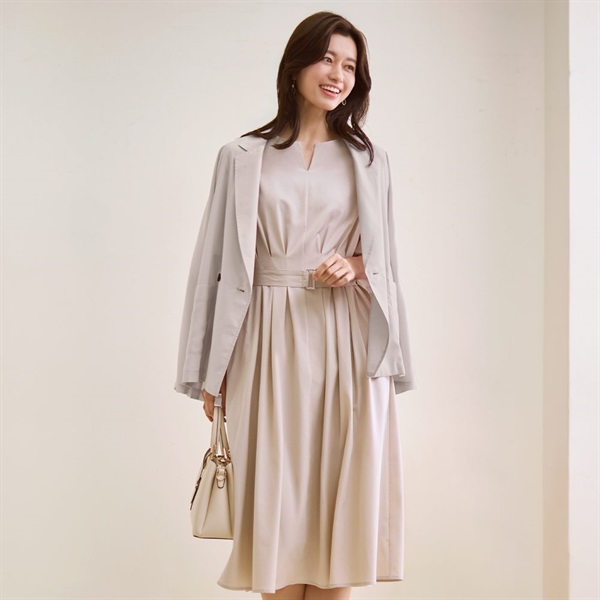 EMMA JAMES セットアップ ワンピース ピンクベージュ×ジャケット白 M EMMA JAMES セットアップ ワンピース ピンクベージュ×ジャケット白 M