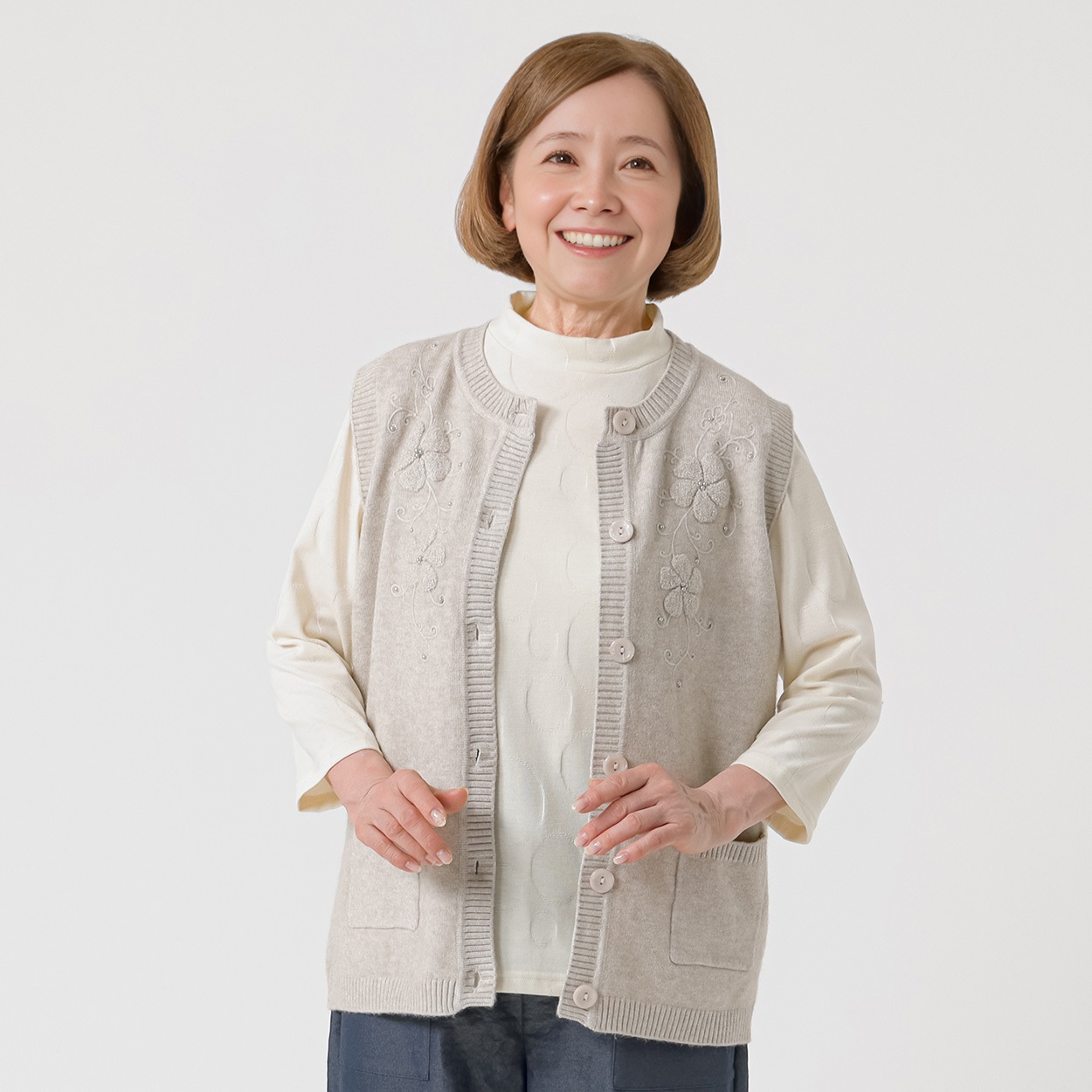 もちもちニット ノースリーブベスト刺繡いり レディス 着楽美(きらび) IN-261941Y(ウスチャ-S)