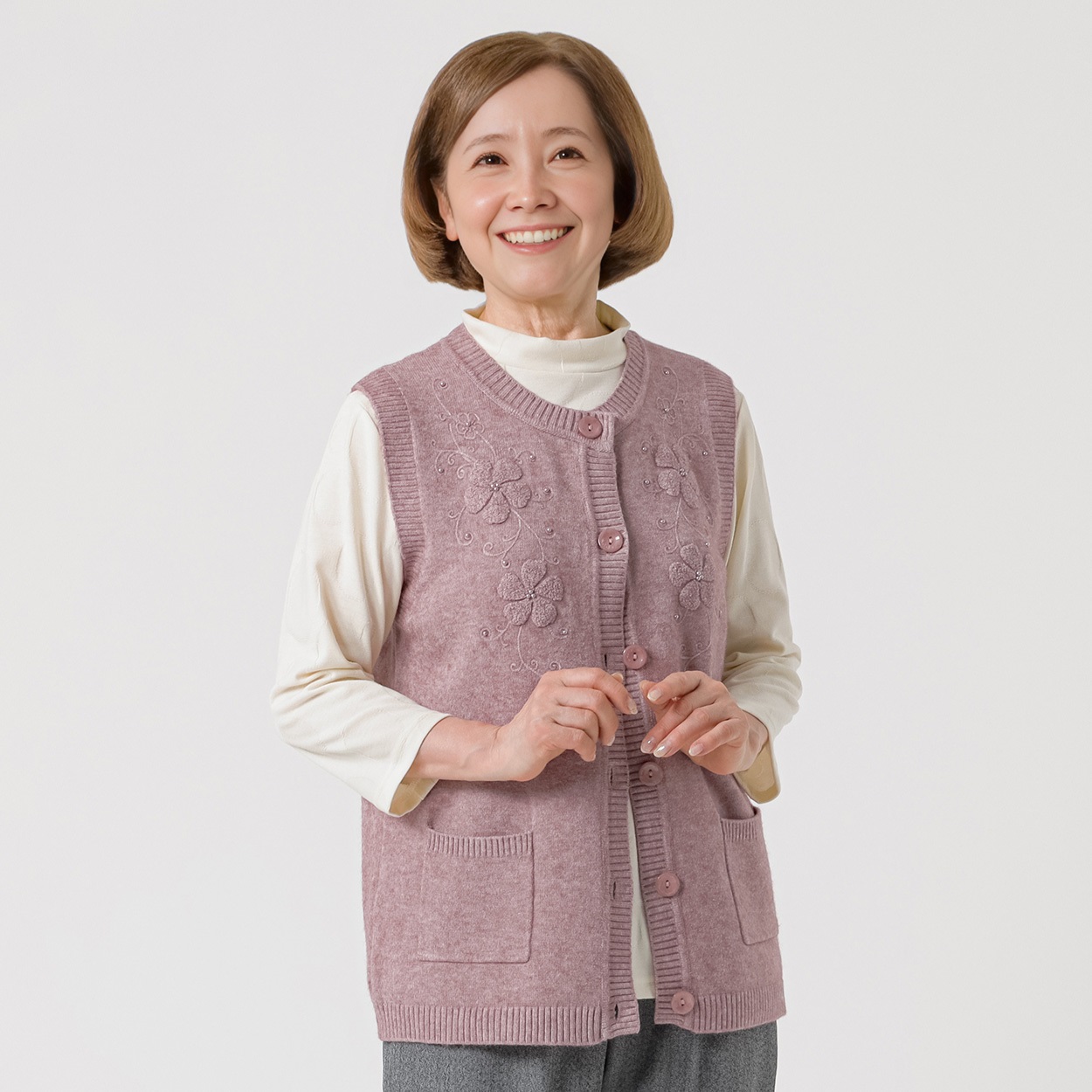 もちもちニット ノースリーブベスト刺繡いり レディス 着楽美(きらび) IN-261941Y(ウスアカ-M)