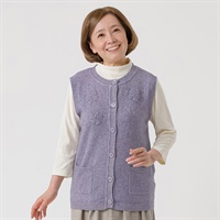 もちもちニット ノースリーブベスト刺繡いり レディス 着楽美(きらび) IN-261941Y(ウスムラサキ-S)