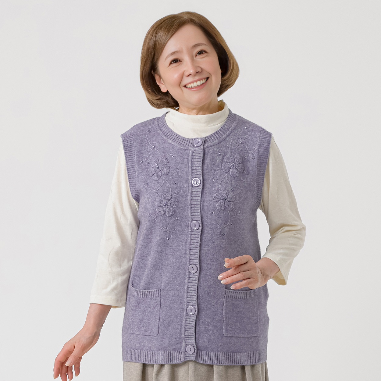もちもちニット ノースリーブベスト刺繡いり レディス 着楽美(きらび) IN-261941Y(ウスムラサキ-M)