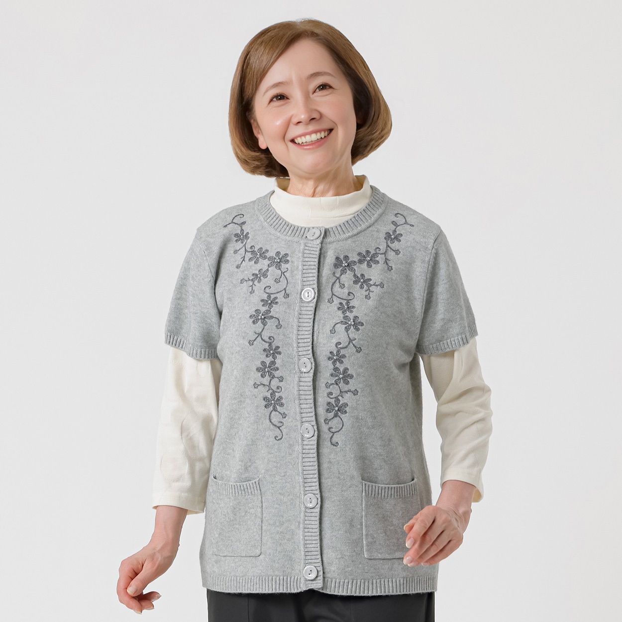 もちもちニット キャップベスト モール刺繡いり レディス 着楽美(きらび) IN-261942Y(ウスクロ-L)