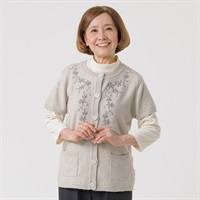 もちもちニット キャップベスト モール刺繡いり レディス 着楽美(きらび) IN-261942Y(ウスチャ-S)