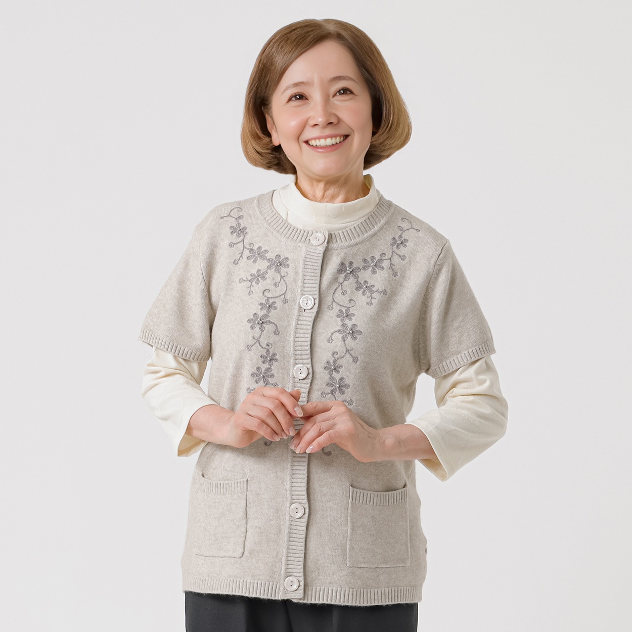 もちもちニット キャップベスト モール刺繡いり レディス 着楽美(きらび) IN-261942Y(ウスチャ-L)
