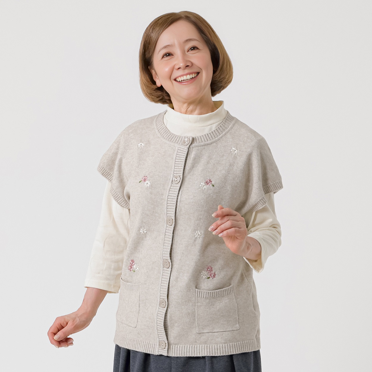 もちもちニット フレンチベスト 刺繡いり レディス 着楽美(きらび) IN-261943Y(ウスチャ-L)