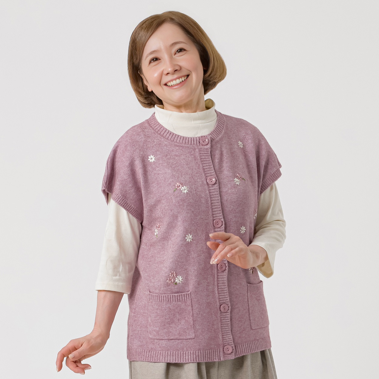 もちもちニット フレンチベスト 刺繡いり レディス 着楽美(きらび) IN-261943Y(ウスアカ-XL)