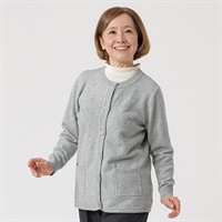 もちもちニット 丸首カーデ 刺繡いり レディス 着楽美(きらび) IN-261944Y(ウスクロ-S)