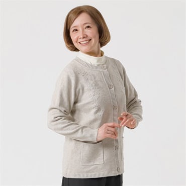 もちもちニット 丸首カーデ 刺繡いり レディス 着楽美(きらび) IN-261944Y(ウスチャ-S)