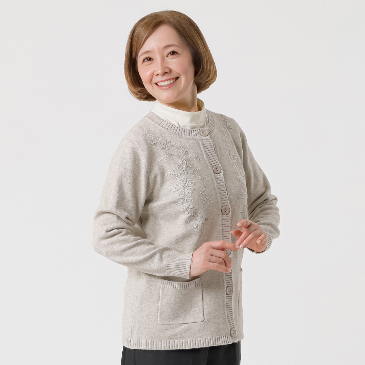 もちもちニット 丸首カーデ 刺繡いり レディス 着楽美(きらび) IN-261944Y(ウスチャ-S)