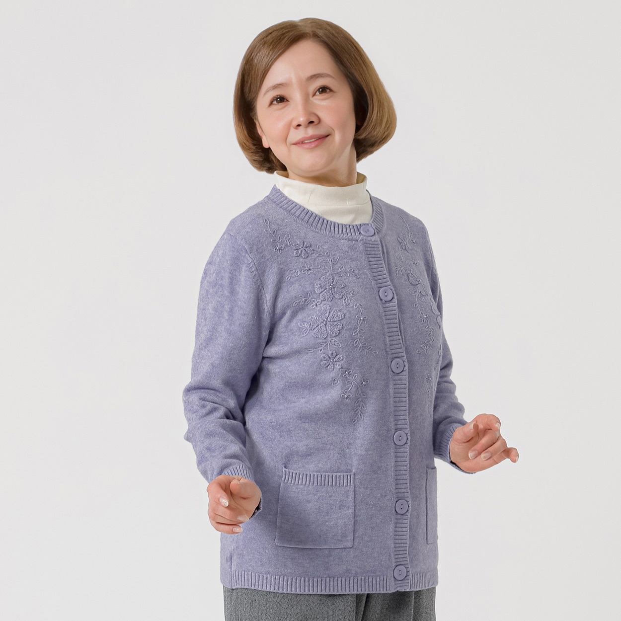 もちもちニット 丸首カーデ 刺繡いり レディス 着楽美(きらび) IN-261944Y(ウスムラサキ-M)