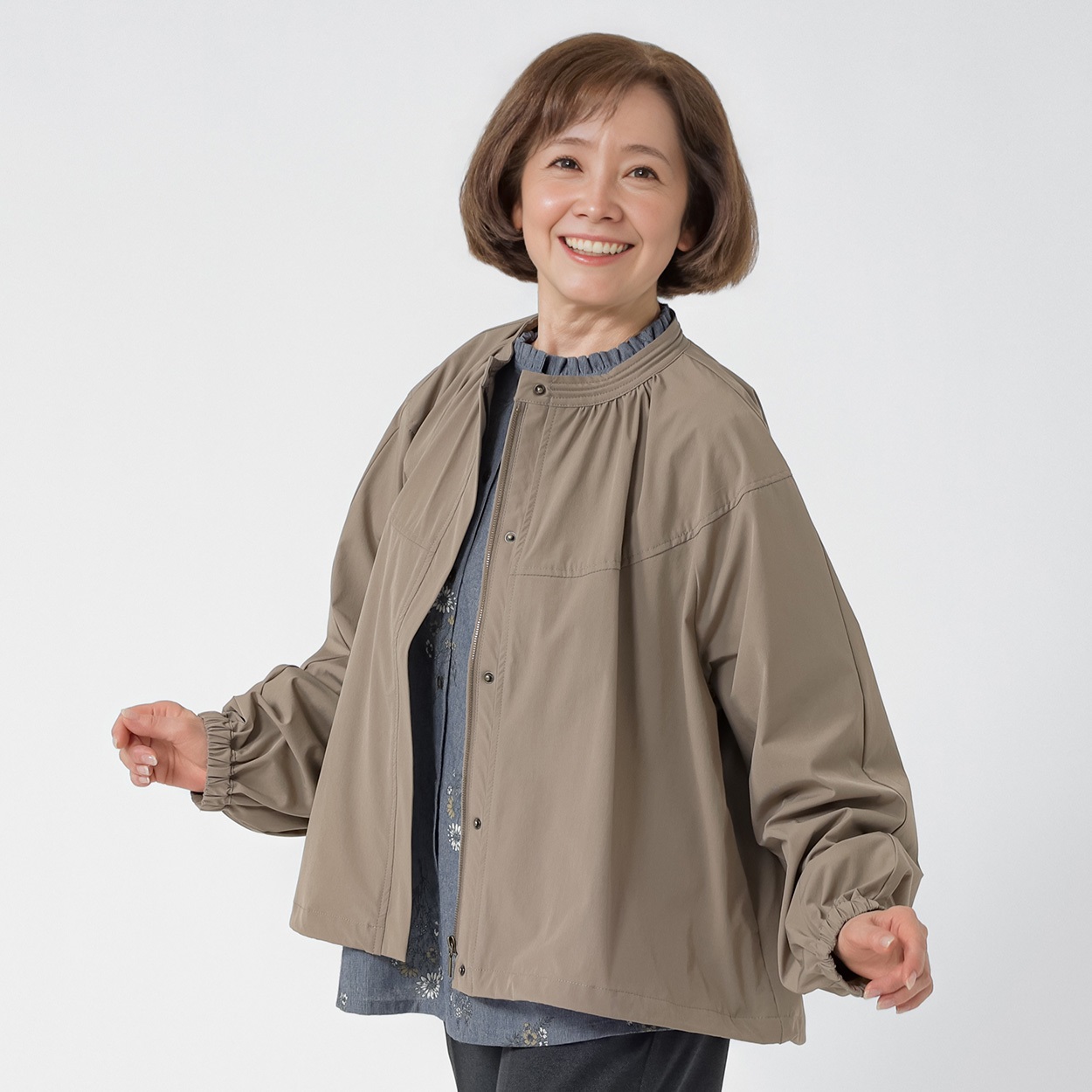 ジャケット 62丈 長袖バンドカラー レディス 着楽美(きらび) FU-1096-N(チャ-XL)