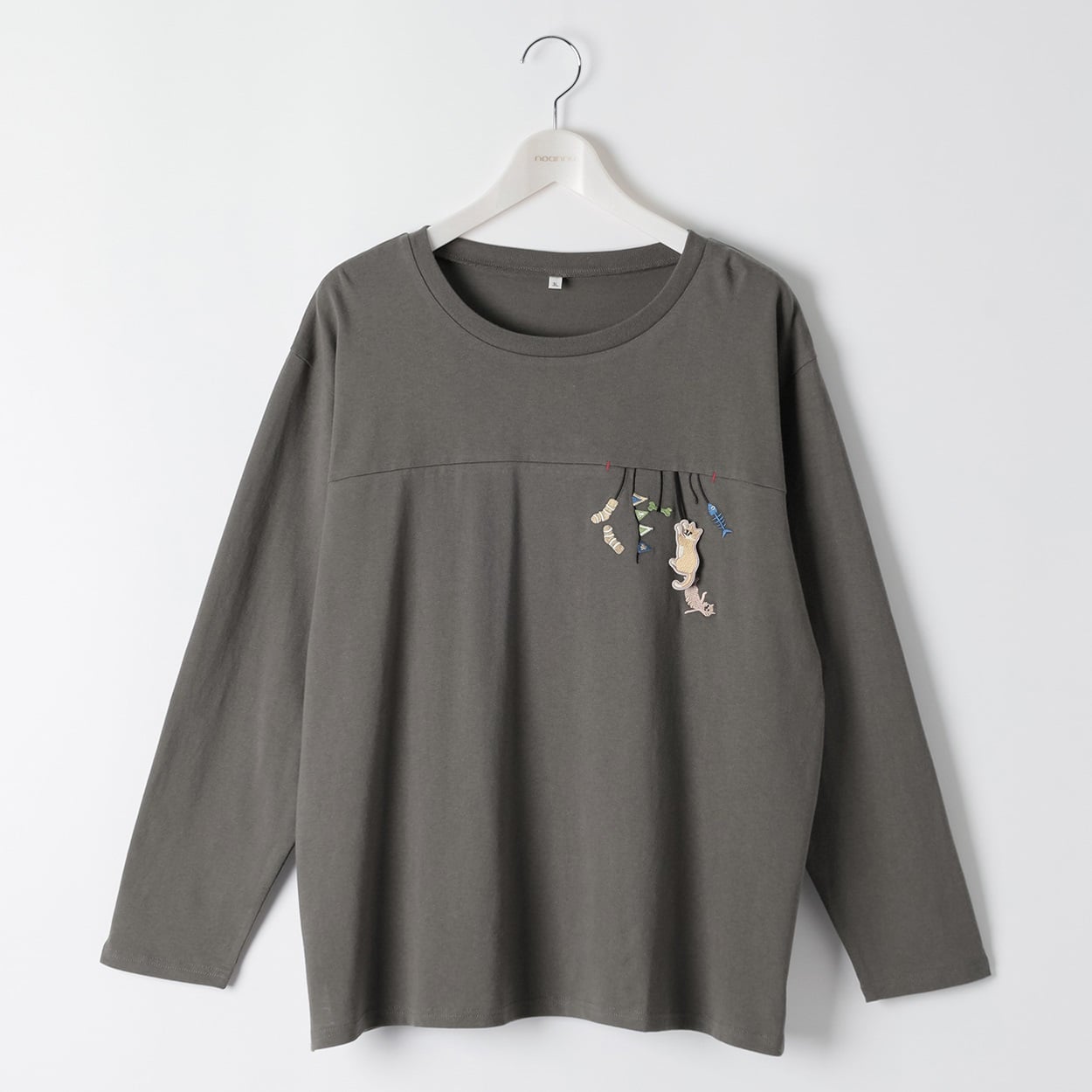 コットン100猫モチーフ胸刺繍Tシャツ レディス 大きいサイズ noannu 1980-3246A(チャコ－ルグレ－-4L)
