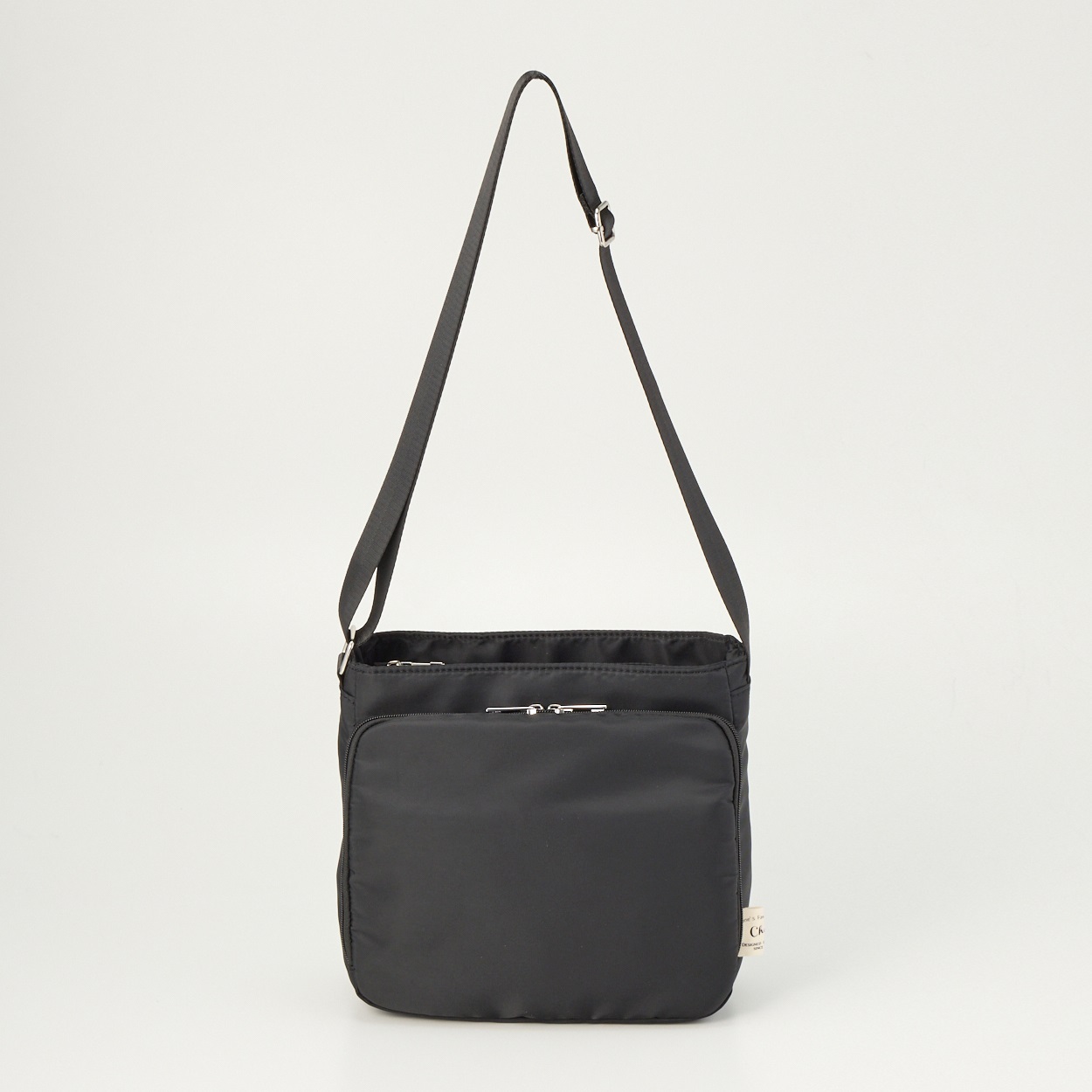 マルチポーチ付き縦型ショルダーバッグ | イオンスタイルオンライン