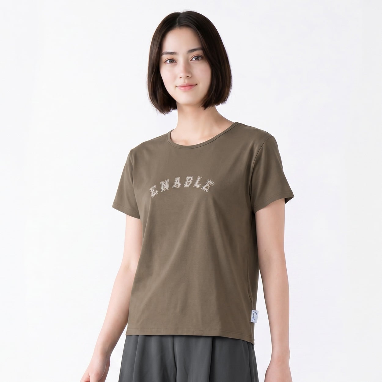 ENABLE（エネーブル） コットンタッチ素材 ロゴ半袖Tシャツ レディス(コイチャ-M)