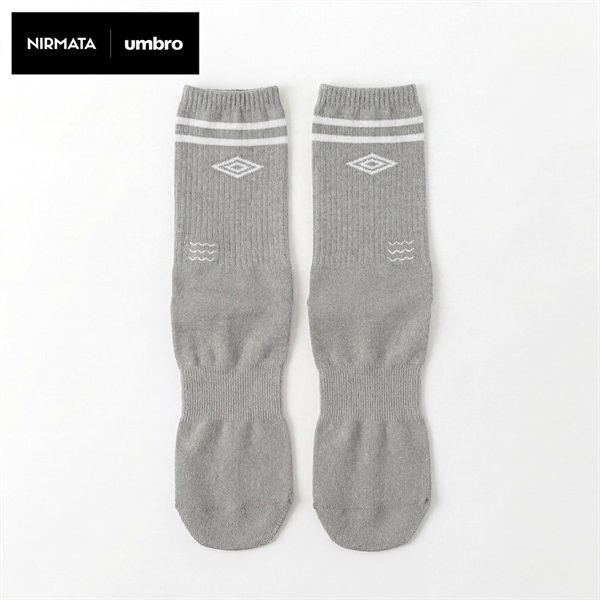 NIRMATA×umbroコラボソックス 波刺繍クルー丈 メンズ(グレー-25-27CM)