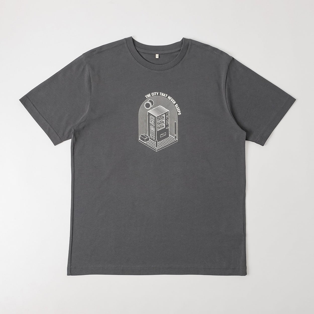 TVC(ティーヴィシー) コットン天竺プリントクルーネック半袖Tシャツ メンズ(チャコールグレー（ONE）-L)
