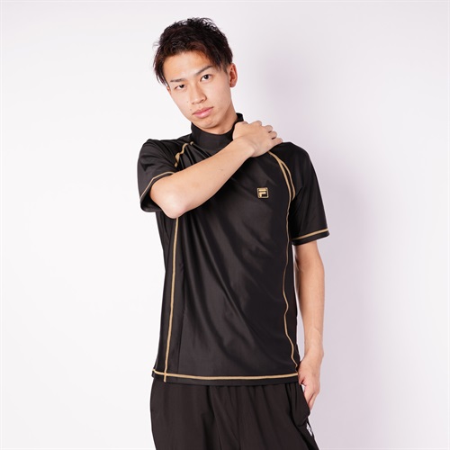 FILA(フィラ) 半袖プルラッシュガード メンズ(クロ×ゴールド-M)