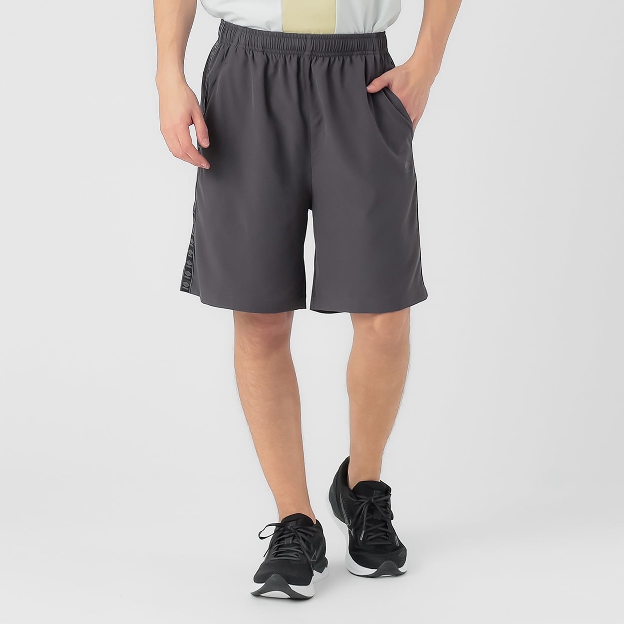UMBRO(アンブロ) アンブロショートパンツ テープ使いショートパンツ 吸水速乾 UV対策 ストレッチ メンズ(ウスクロ-L)