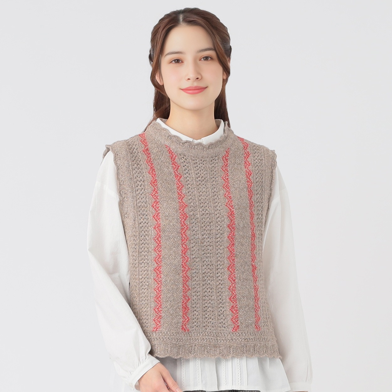 美品　STRATA エストラータ クロップドニットベスト Mila Owen（ミラオーウェン）の「クロップドVネックケーブルニット