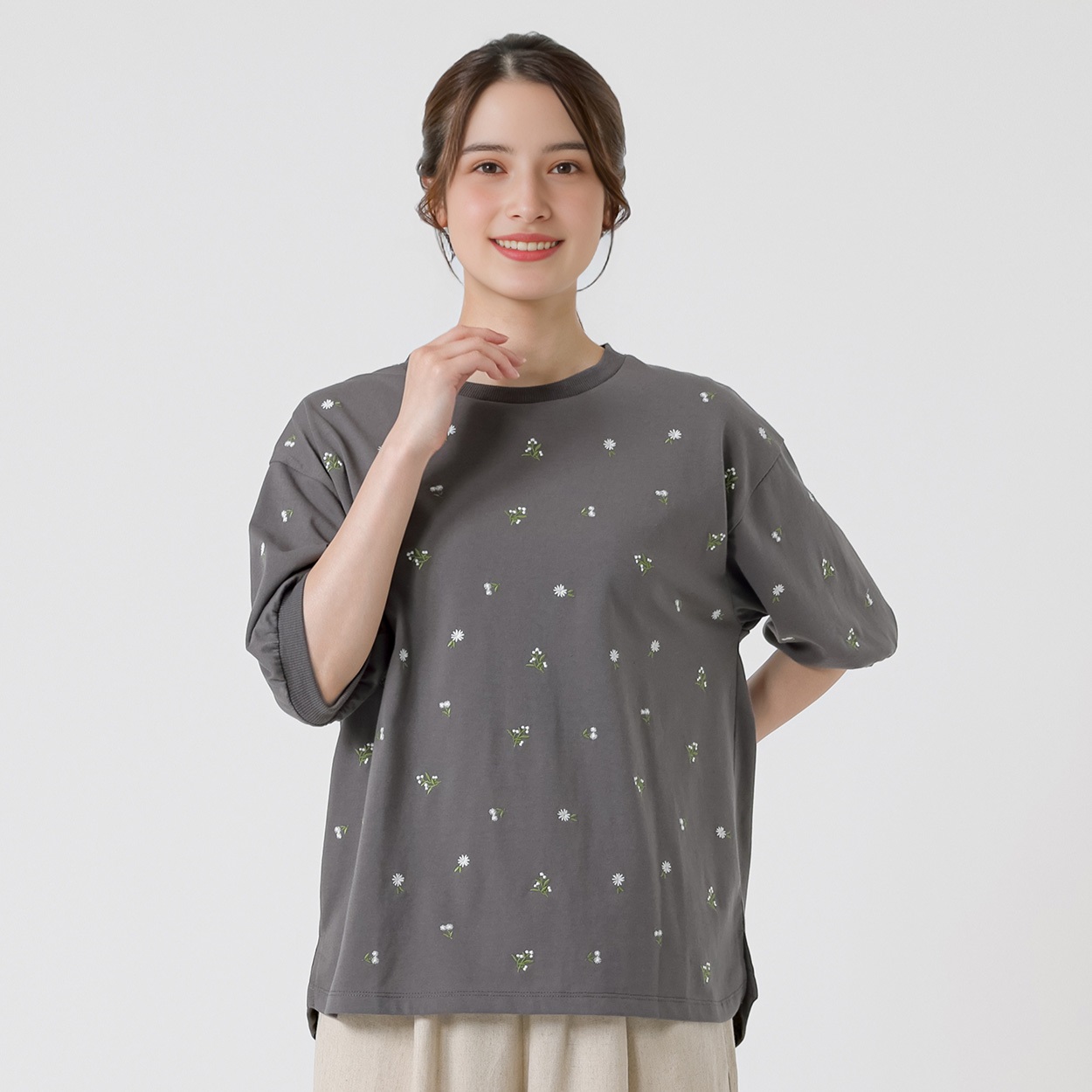 小花刺繍プルオーバー レディス SELF+SERVICE(セルフ＋サービス) CP-424777-SS(チャコ－ルグレ－-M)