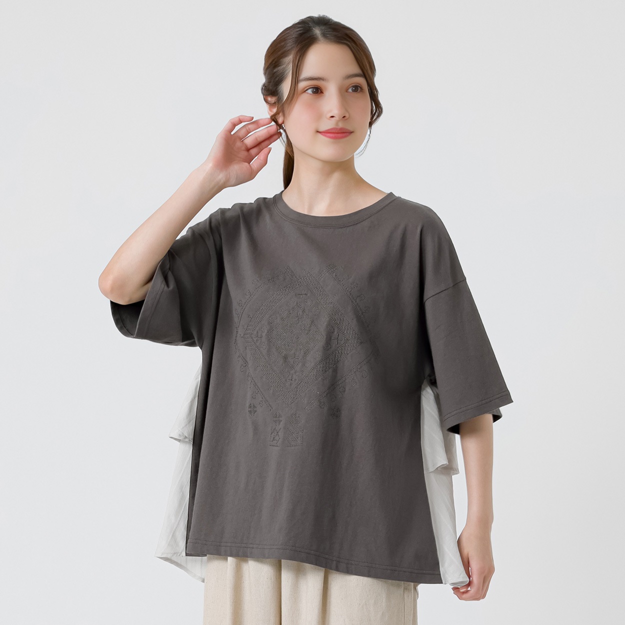□登美 群言堂 *異素材切替オーバーシャツ*コットン綿オフ白カットソー 