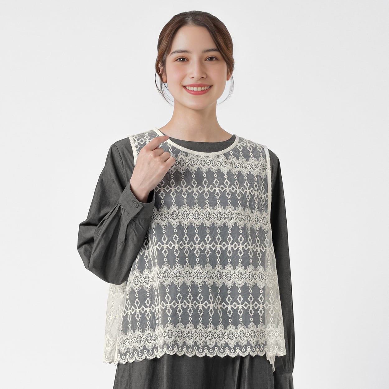 EXPAND レース刺しゅうベスト リサイクルポリエステル入 レディス SELF+SERVICE(セルフ＋サービス) SP-K19340-SS(アイボリー-M)
