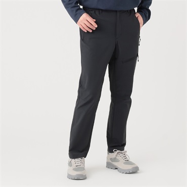 ストレッチパンツ 水をはじく力が長持ちする耐久撥水加工。ファスナーのスライダーには開閉しやすいコード引き手を装備。