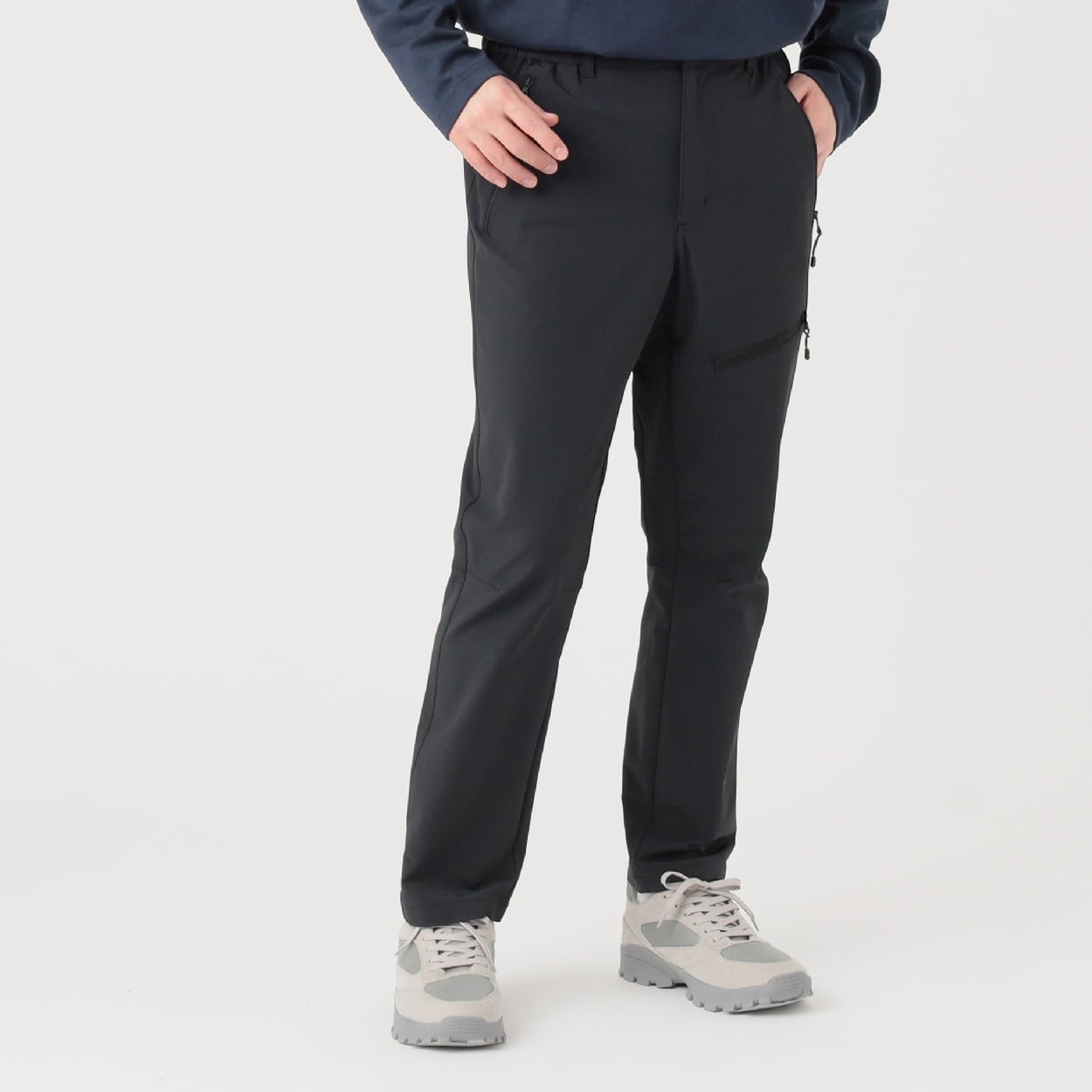 ストレッチパンツ 水をはじく力が長持ちする耐久撥水加工。ファスナー