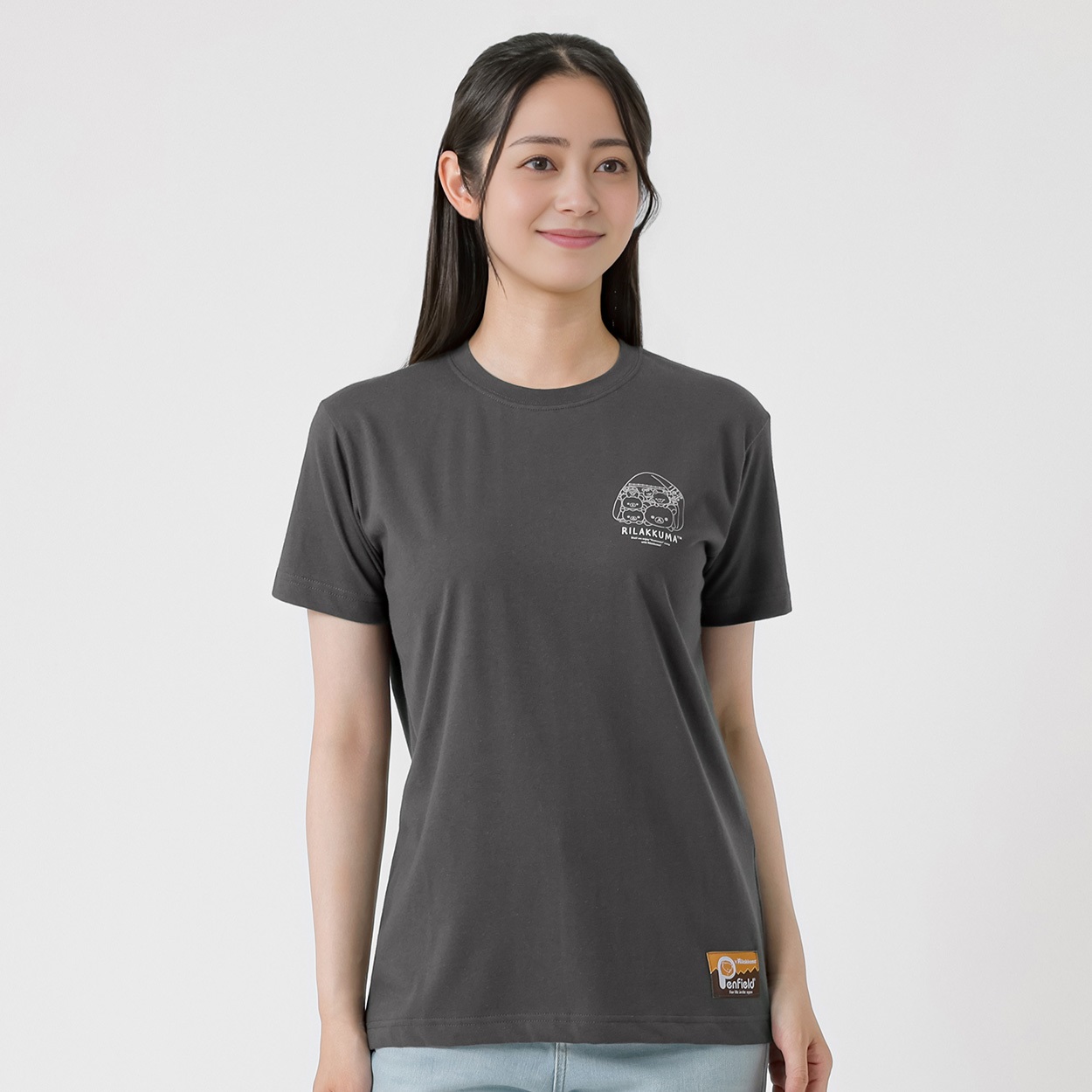 PENFIELD×RILAKKUMA （リラックマ） ワンポイント半袖Ｔシャツ グラフィックプリント プレーティング天竺 レディス(チャコ－ルグレ－-L)