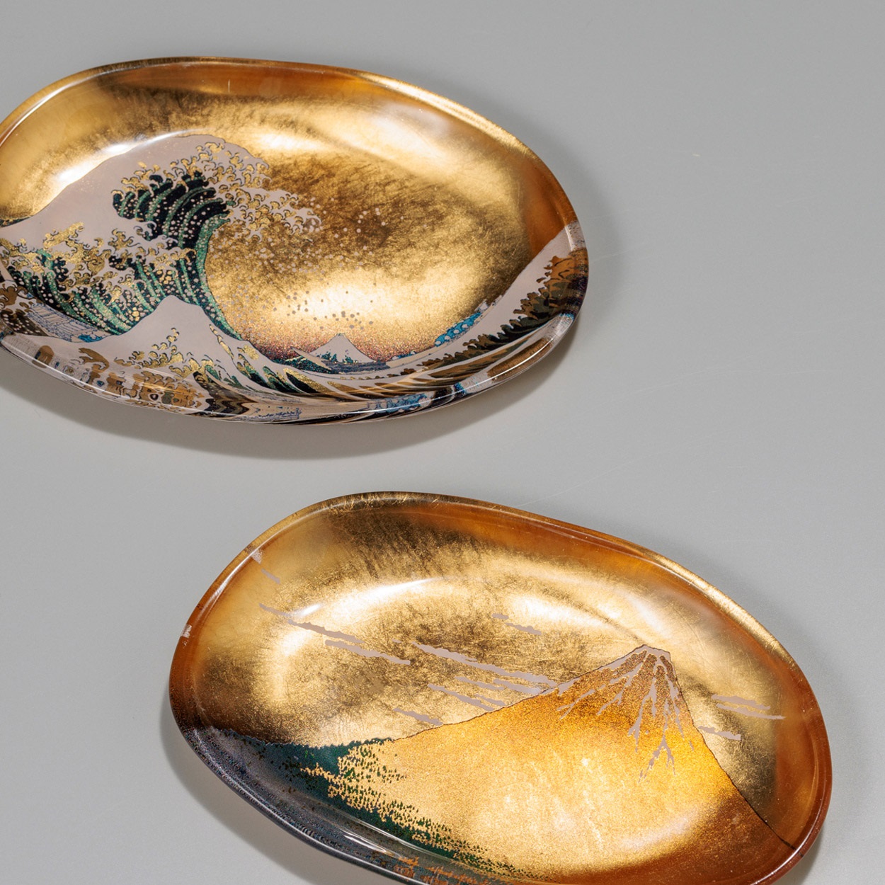金沢金箔 箔一 HAKUICHI 箔名画 ガラストレー<2枚> 赤富士・波(金)  A241-05004<09 予約会>(キン-フリー)