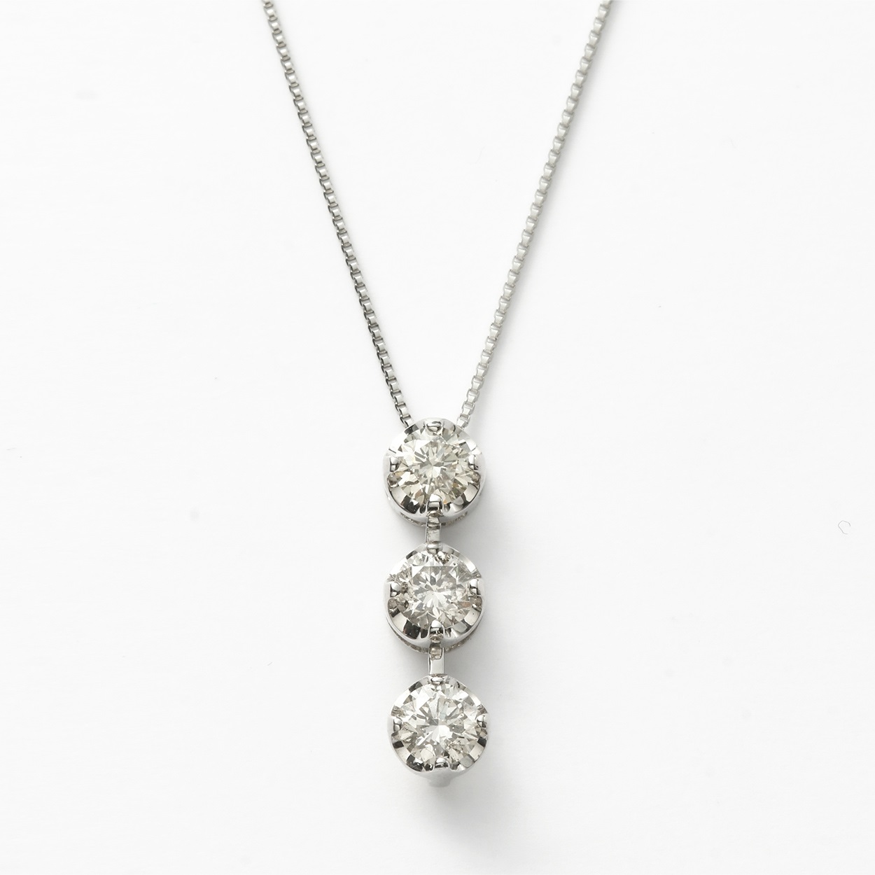 プラチナダイヤ計1.0ct スリーストーンネックレス(鑑定書付)<11 BF事前>(プラチナ-フリー)