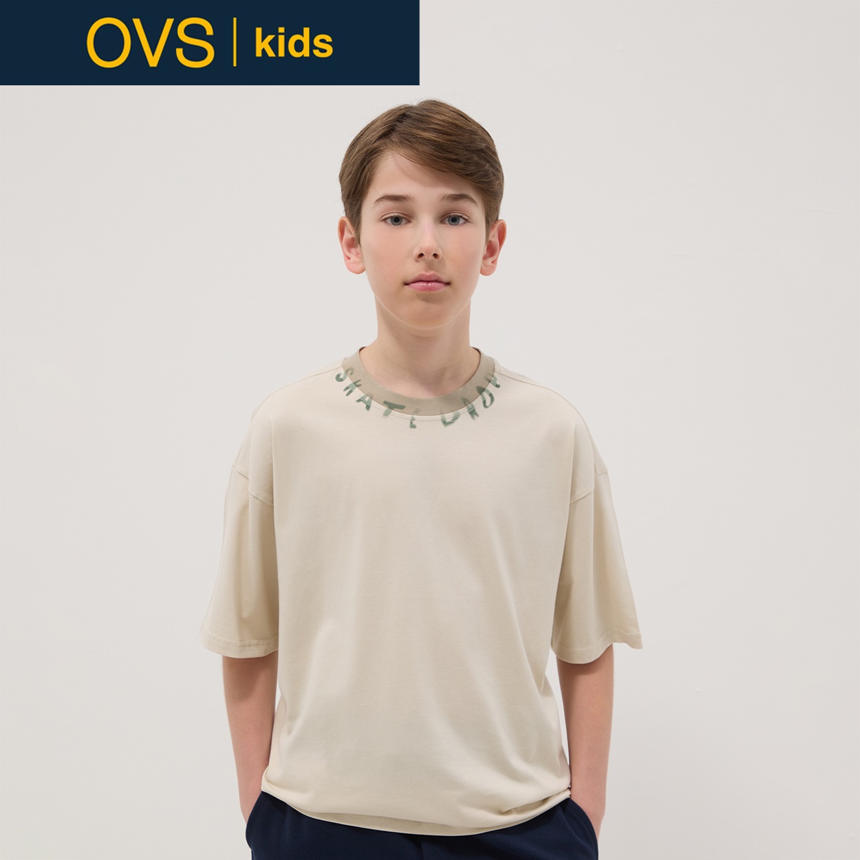 OVS KIDS(オヴィエッセ キッズ)  ベージュ ピュアコットン リラックスフィット Tシャツ（スローガン） 男の子 キッズ(ベージュ-152cm)