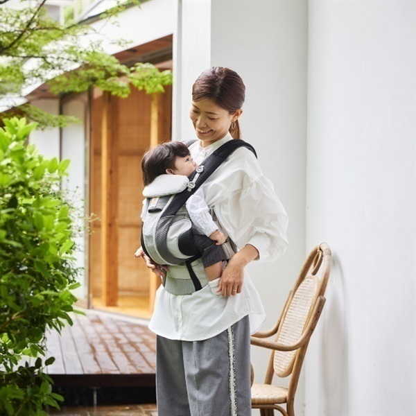 ergobaby OMNI Breeze 抱っこひも グレー OMNI Breeze / グラファイトグレー | エルゴベビー オンラインストア