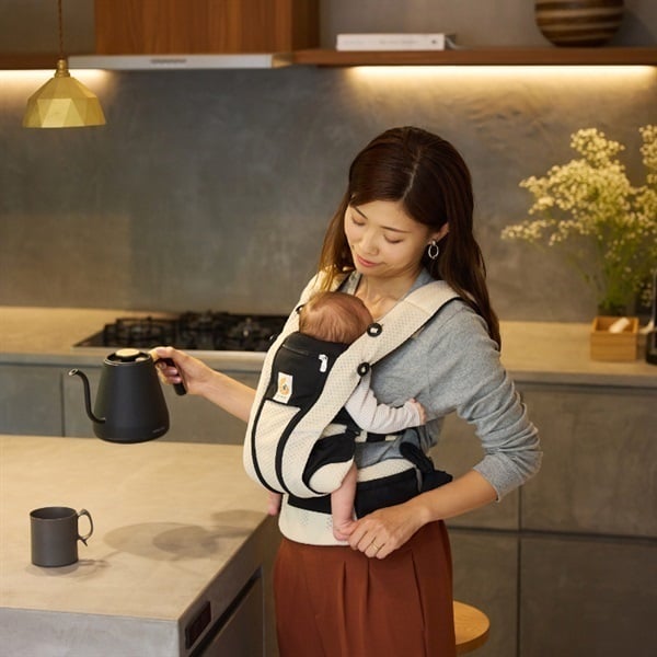 ergobaby OMNI breeze 抱っこひも　ブラック✖️べージュ Amazon.co.jp: Ergobaby(エルゴベビー) EBC OMNI Breeze