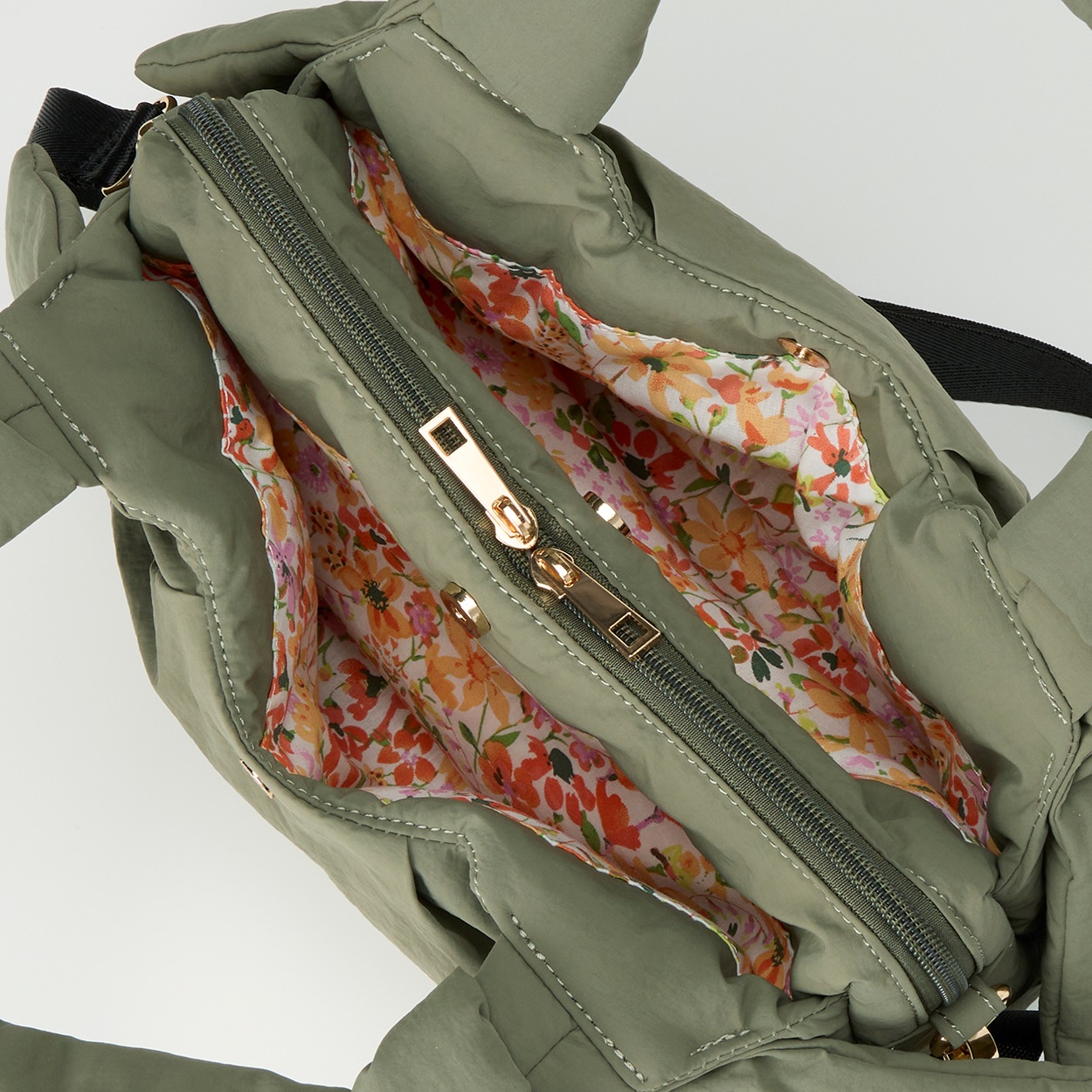 a.v.v(アー・ヴェ・ヴェ) フラワーライニングリボンテサゲ | イオン a.v.v(アー・ヴェ・ヴェ) フラワーライニングリボンテサゲ | イオン