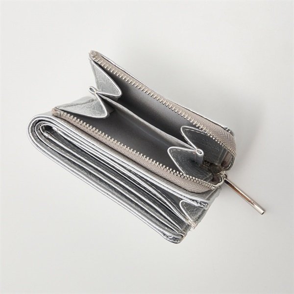 みのよし様✨付属品付き新品✨イルビゾンテ　二つ折り財布ファスナー付グレージュロゴ IL BISONTE（イルビゾンテ） 財布 二つ折り ボタン L字ファスナー 小銭