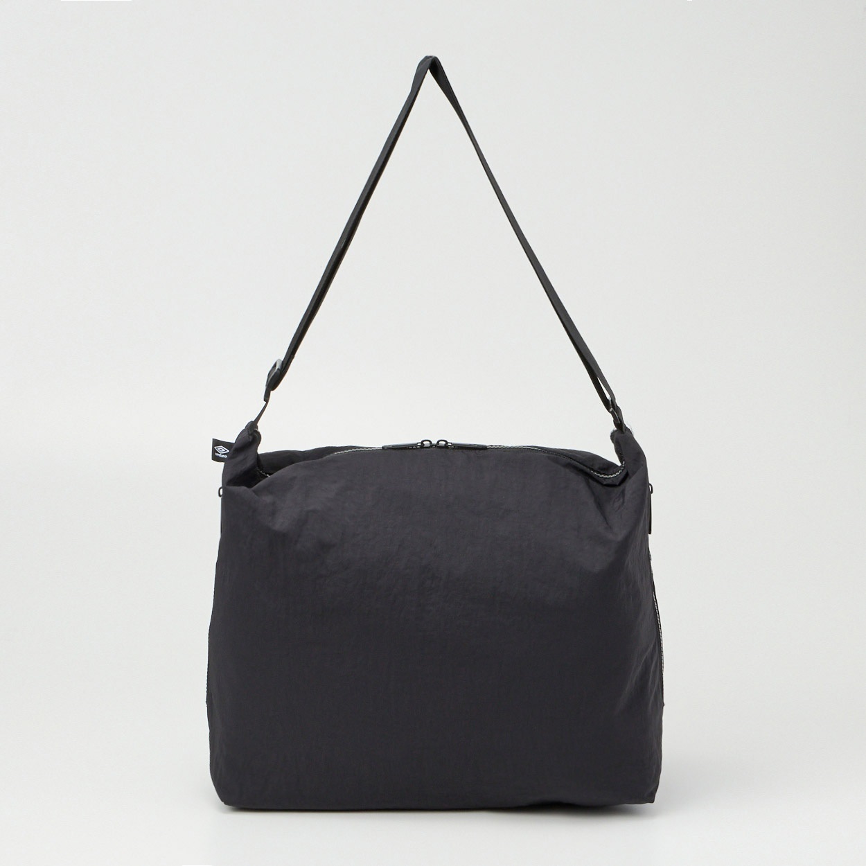 【サイズ:Medium_スタイル:Modern_色:Black】MOTOSTAG UMBRO(アンブロ) 横ショルダー | イオンスタイルオンライン 衣料品
