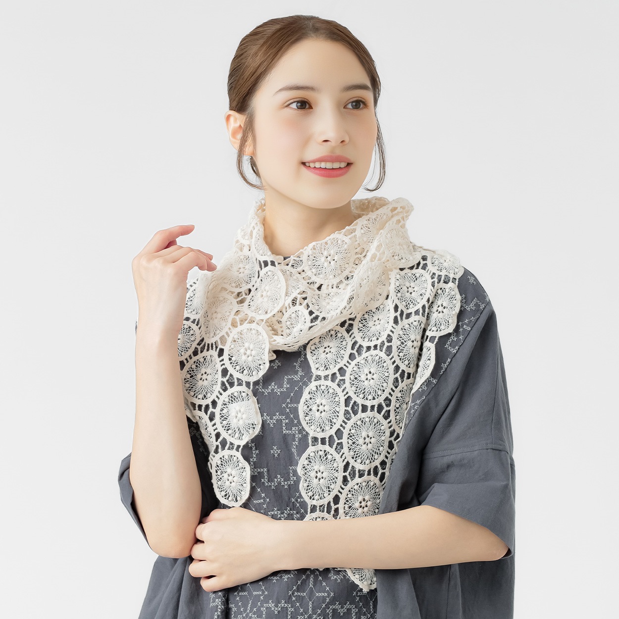 お値引き　Valentino ベージュ レースストール お値引き Valentino ベージュ レースストール 【公式通販】