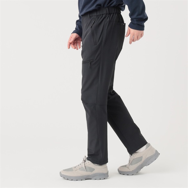 ストレッチパンツ 水をはじく力が長持ちする耐久撥水加工。ファスナー