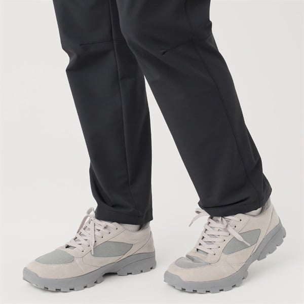 ストレッチパンツ 水をはじく力が長持ちする耐久撥水加工。ファスナー