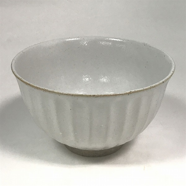 径14センチ、深さ5センチの浅い、茶碗です。