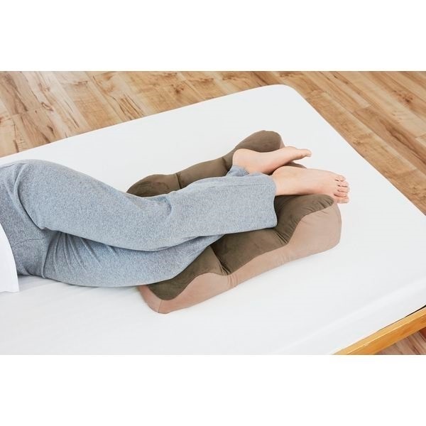 コジット のびのび腰痛対策 脚クッション | イオンスタイル