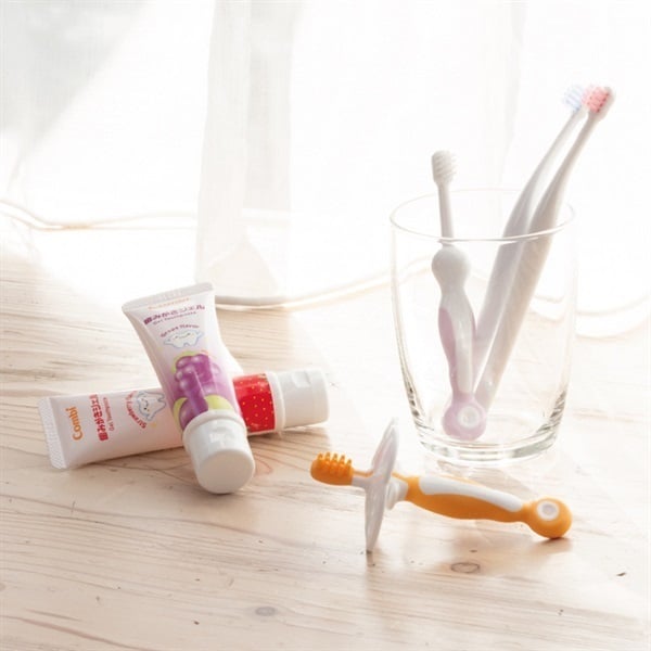 コンビ 歯みがきジェル ぶどう味 9ヵ月頃～ | イオンスタイル