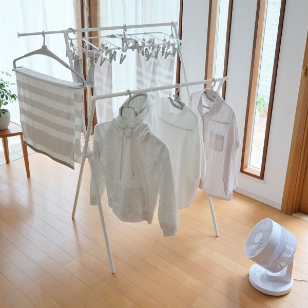ホームコーディ 乾きやすい 伸縮式立体バスタオルハンガー | イオン